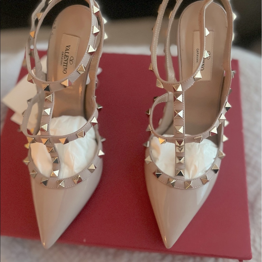 Valentino Garavani Poudre Nude Patent Rockstud Heel (Great Condition)